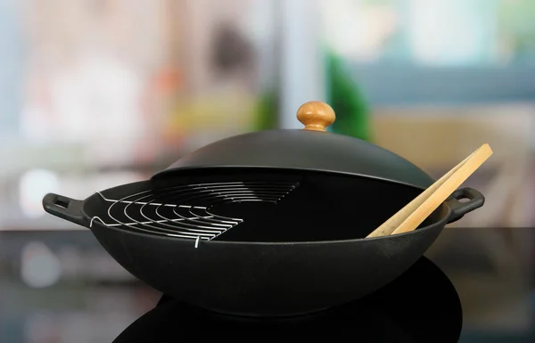 Padella wok nero sul forno da cucina, da vicino — Foto Stock