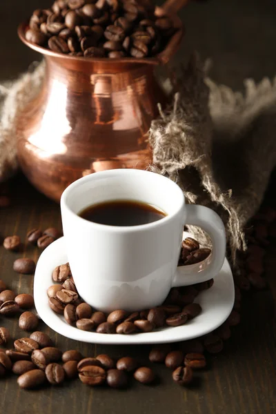 Taza de café y olla sobre fondo de madera — Foto de Stock