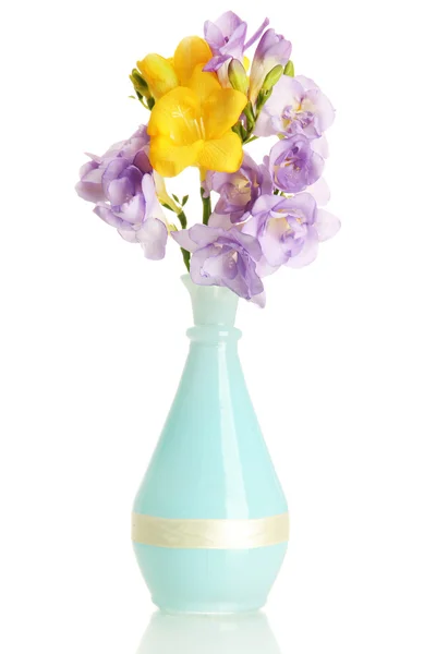 Gyönyörű csokor freesias, vázában, elszigetelt fehér — Stock Fotó