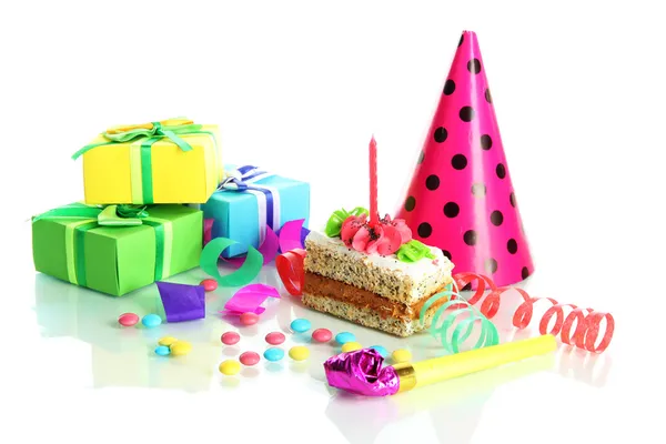 Kleurrijke verjaardagscake met kaars en geschenken geïsoleerd op wit — Stockfoto