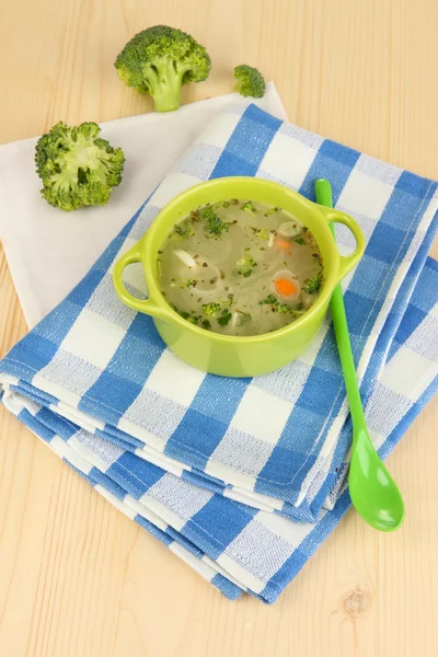 Diätsuppe mit Gemüse in Pfanne auf Holztisch in Großaufnahme — Stockfoto