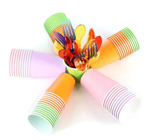 Copos, colheres e garfos em cores diferentes isolados em branco — Fotografia de Stock