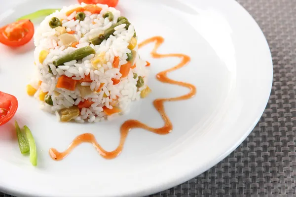 Heerlijke risotto met groenten op tafel — Stockfoto