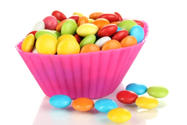 Bunte Bonbons in Cupcake-Hülle isoliert auf weiß — Stockfoto