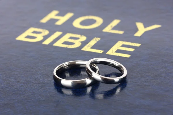 Anneaux de mariage sur la Bible — Photo