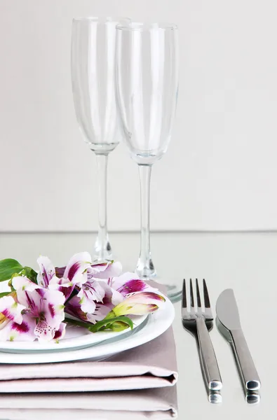 Mesa festiva con flores sobre fondo gris —  Fotos de Stock