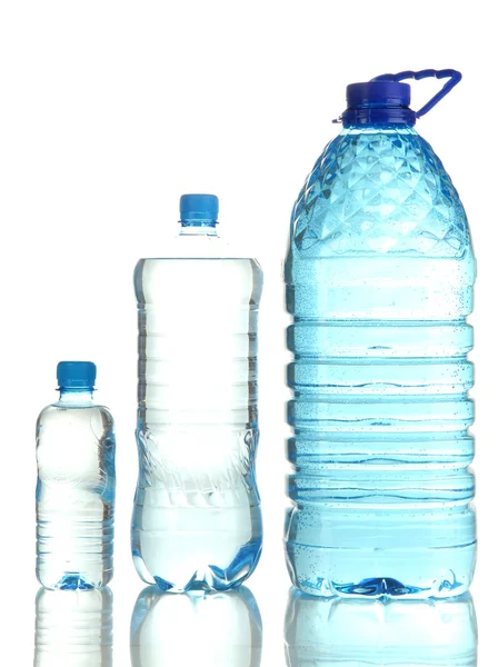 Diferentes botellas de agua aisladas en blanco — Foto de Stock