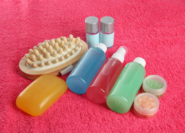 Kit cosmetici hotel su asciugamano rosa — Foto Stock