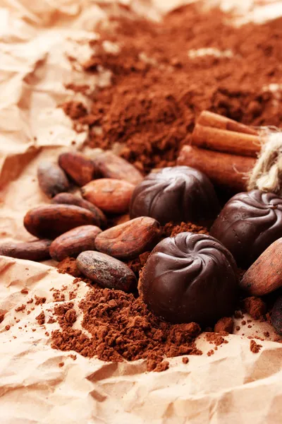 Composição de doces de chocolate, cacau e especiarias em fundo marrom — Fotografia de Stock