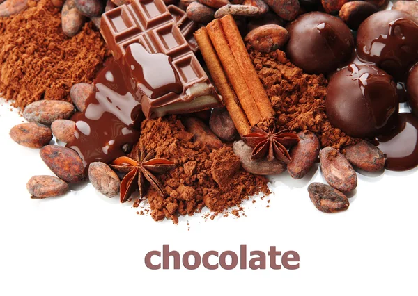 Склад шоколадних цукерок, какао та спецій, ізольовані на білому — стокове фото