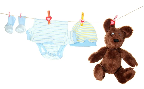 Opknoping op de waslijn, geïsoleerd op witte kleren van de baby — Stockfoto