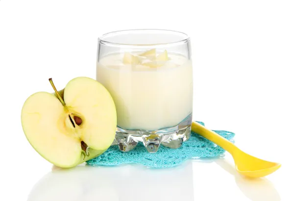 Вкусный йогурт в стакане с яблоком, изолированным на белом — стоковое фото