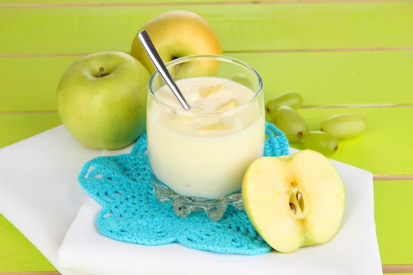 Délicieux yaourt en verre avec des fruits sur nappe bleue — Photo