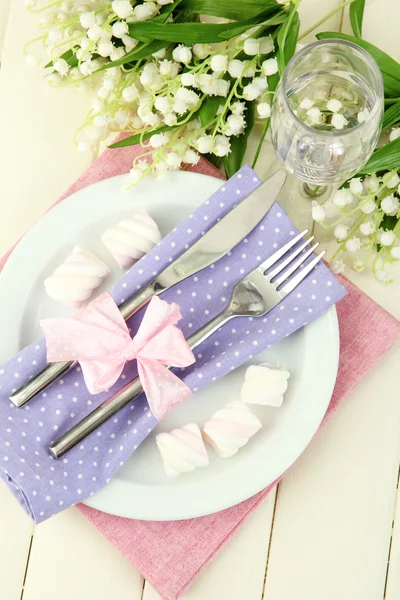 Table setting in violet and pink tones on color wooden background — Stock Photo, Image