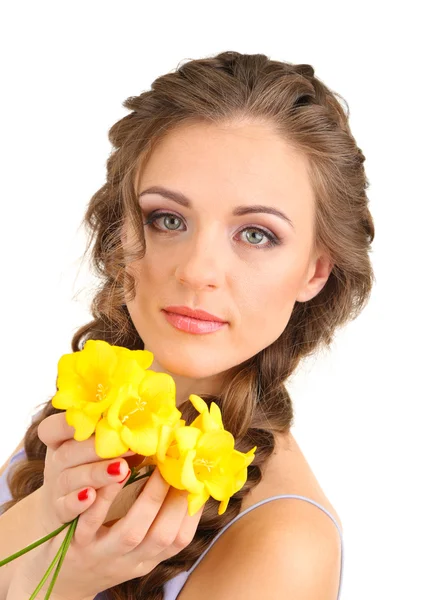 Giovane donna con bella acconciatura e fiori, isolata su bianco — Foto Stock