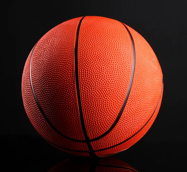 Baloncesto sobre fondo negro — Foto de Stock