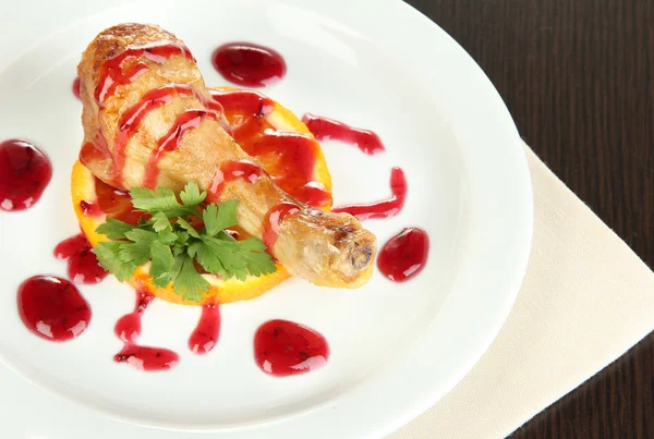 Pequeña porción de comida en un plato grande en una mesa de madera — Foto de Stock