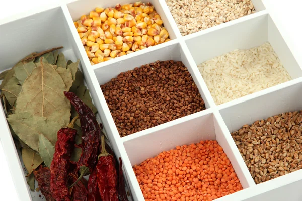 Sortimento de cereais em caixa de madeira branca fechar — Fotografia de Stock