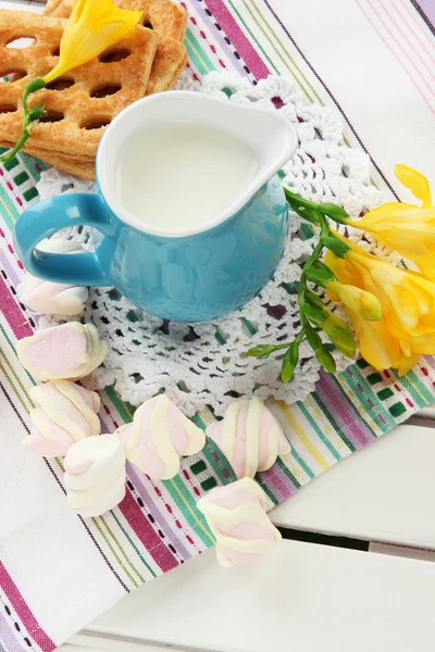 Beautiful composition of milk and cookies on wooden picnic table close-up — Stock Photo, Image