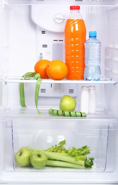 다이어트 음식으로 냉장고를 열으십시오 — 스톡 사진