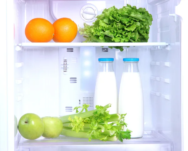 Offener Kühlschrank mit vegetarischer Kost — Stockfoto