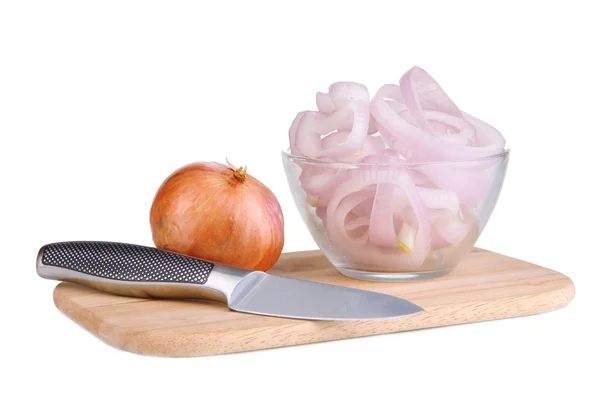 Onion cut with rings in bowl on wooden board isolated on white — Stock Photo, Image