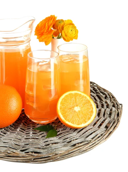 Vasos y jarra de zumo de naranja aislados sobre blanco — Foto de Stock