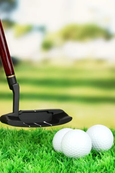 Palle da golf e autista su erba verde all'aperto da vicino — Foto Stock