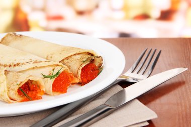 kafede masada kırmızı havyar ile lezzetli gözleme