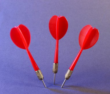 Dart mor zemin üzerine