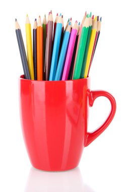 renkli kalemler üzerinde beyaz izole Kupası