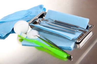 gri tablo yakın çekim dişçi araçları