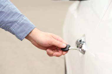 arabanın kapısını açarak el adamım, yakın çekim