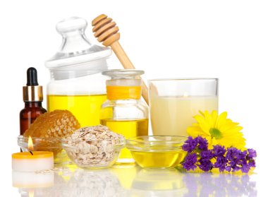yağlar ve üzerinde beyaz izole bal kokulu bal spa