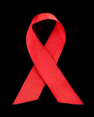 HIV, AIDS üzerine siyah izole kırmızı kurdele