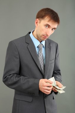 gri adam para ile genç işadamı