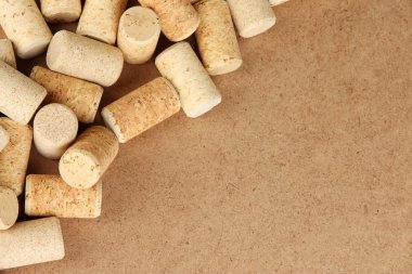 şarap mantarları ahşap arka planda