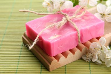 Bambu hasır üzerinde doğal el yapımı Sabun