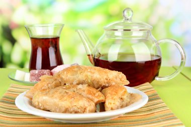 çay tablo parlak zemin üzerine plaka üzerinde tatlı baklava