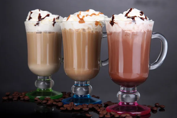 Geschichteter Kaffee in Glas auf Tisch auf grauem Hintergrund — Stockfoto