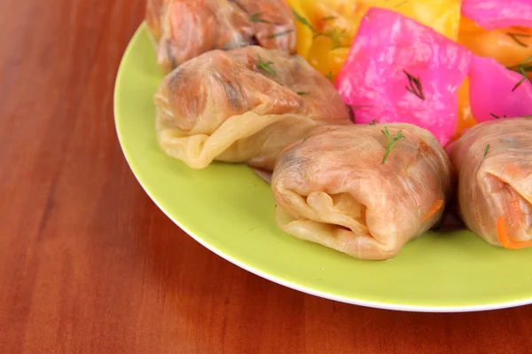 Rollos de col rellenos en primer plano de la mesa —  Fotos de Stock