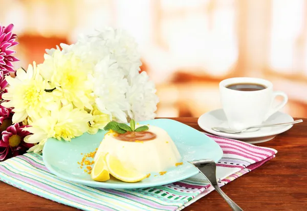 Panna cotta s pomerančovou kůrou a karamelem, na barevné dřevěné pozadí — Stock fotografie