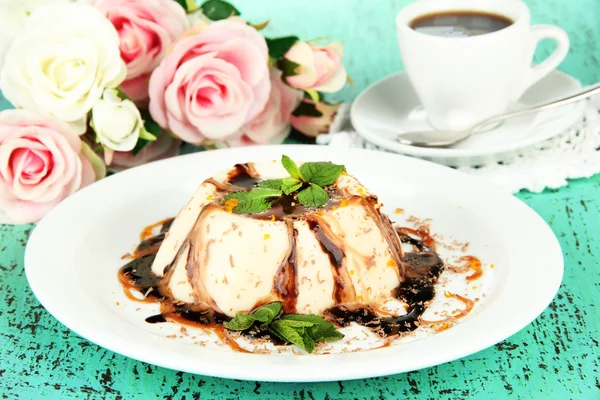 Panna Cotta avec des sauces au chocolat et au caramel, sur fond de bois couleur — Photo