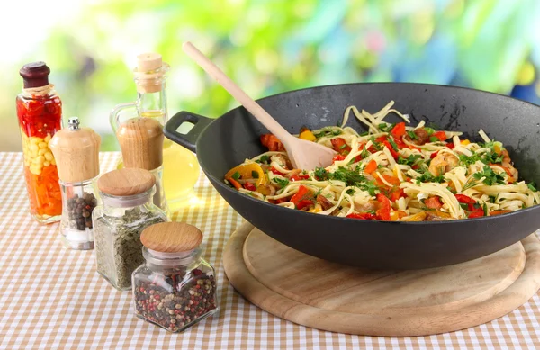 Tagliatelle con verdure sul wok sullo sfondo della natura — Foto Stock