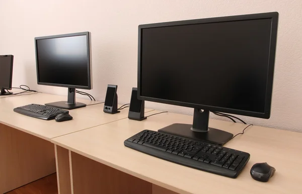 Computadores em mesas no quarto — Fotografia de Stock