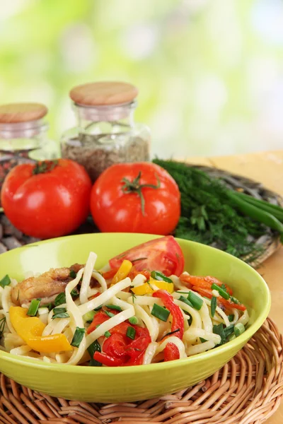 Nudlar med grönsaker på wok på natur bakgrund — Stockfoto