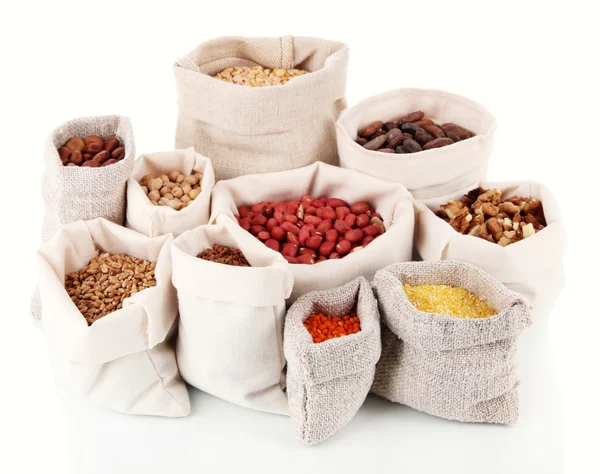 Různé druhy fazolí v pytlích izolovaných na bílém — Stock fotografie