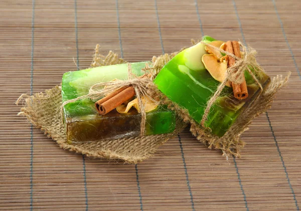 Kézi készítésű szappan a szürke bambusz mat — Stock Fotó