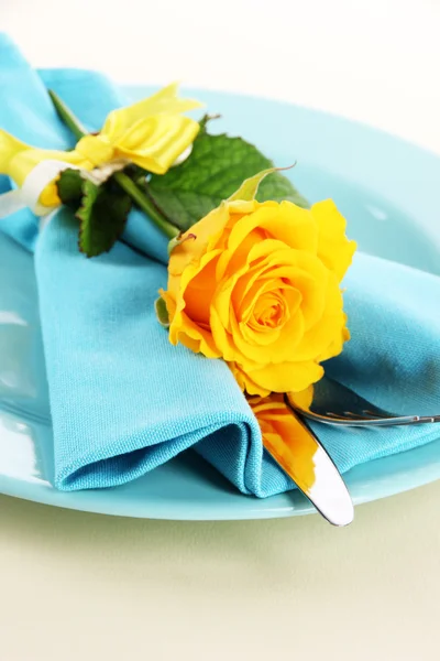 Подается тарелка с салфеткой и цветами крупным планом — стоковое фото