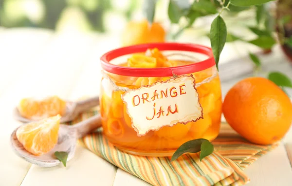 Engarrafamento de laranja com raspas e tangerinas, sobre mesa de madeira branca — Fotografia de Stock